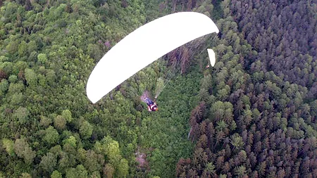 Doi parapantiști au rămas agățați în copac, la 20 de metri înălțime. Cum au reușit să alerteze autoritățile
