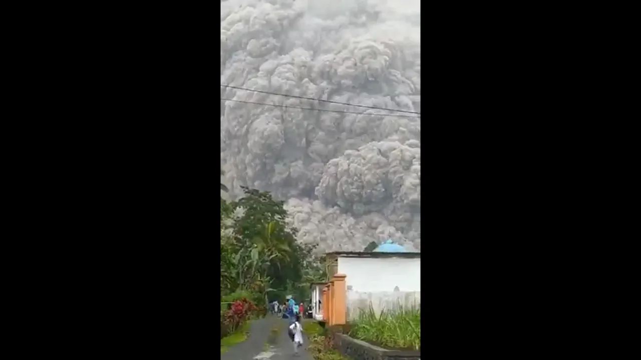 Erupția vulcanului Semeru din Indonezia. Bilanţul morţilor a crescut la 13
