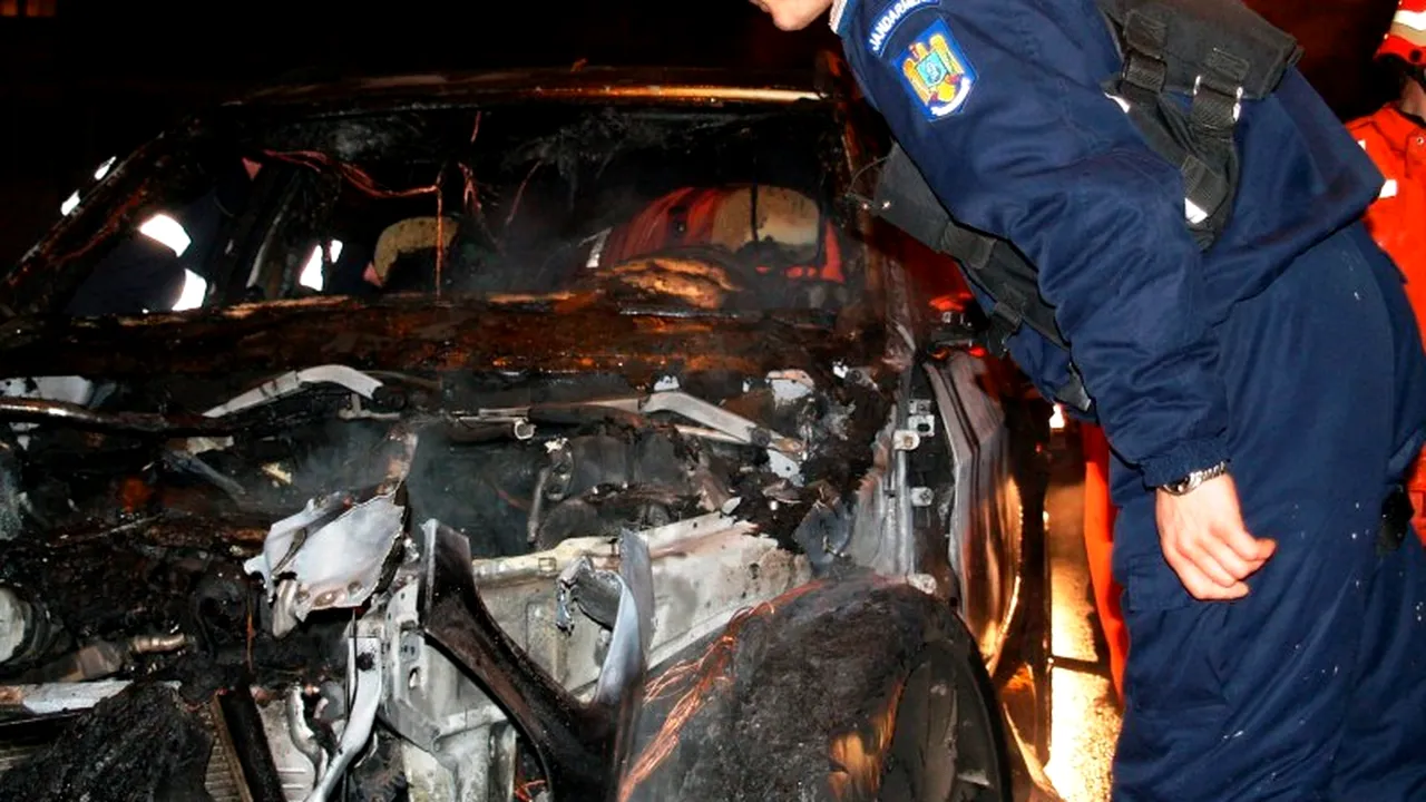 Cadavrul unui bărbat, găsit într-o mașină carbonizată, pe un câmp din Timiș