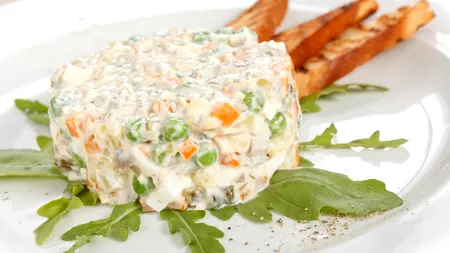 „Salată rusească la Summit-ul NATO?”. Oficialii și jurnaliștii de la eveniment, amuzați de meniu