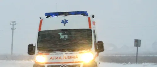 Patru ambulanțe sunt blocate pe drumuri, din cauza zăpezii
