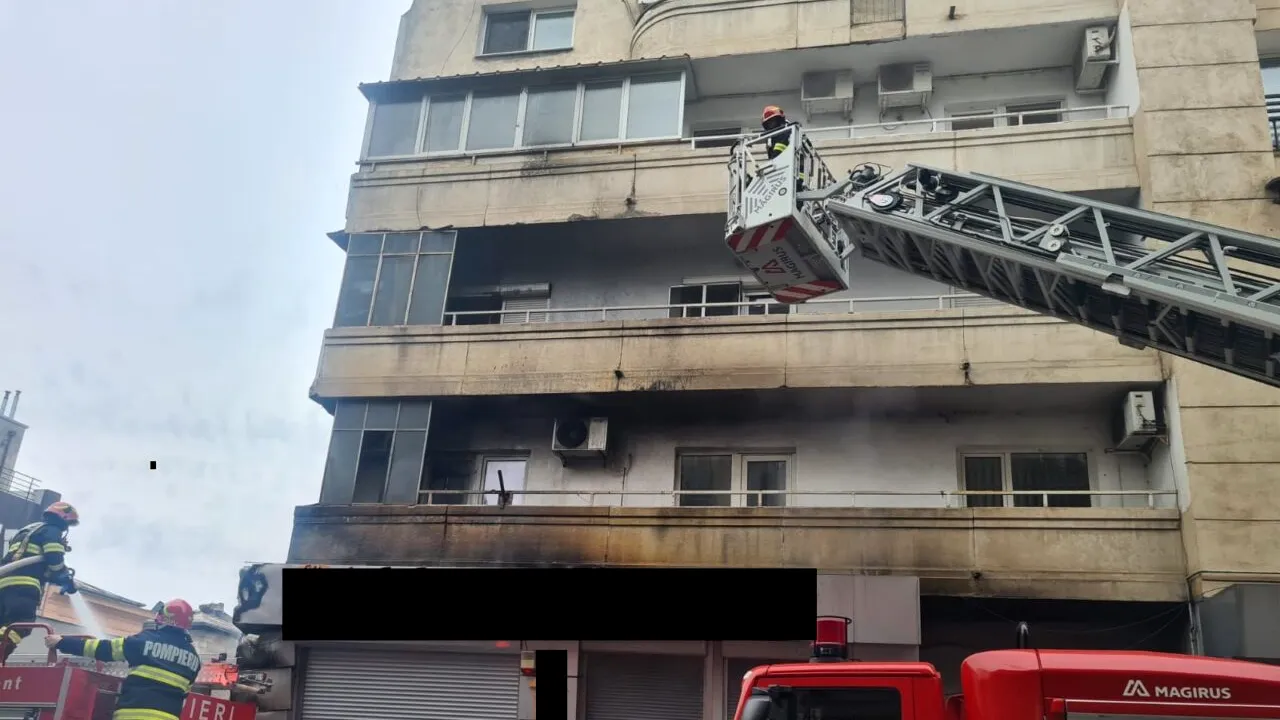 VIDEO | Incendiu la un bloc din București, izbucnit de la gunoiul menajer din zonă. Mai mulți locatari au fost evacuați