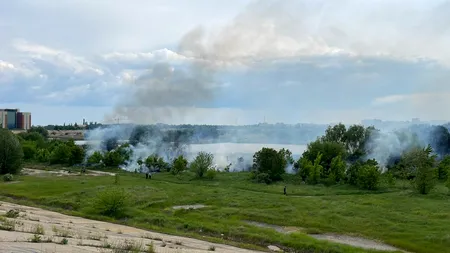 VIDEO | Un incendiu puternic a izbucnit în Delta Văcărești, din sectorul 4. Flăcările au cuprins o suprafață de 30.000 de metri pătrați (UPDATE)