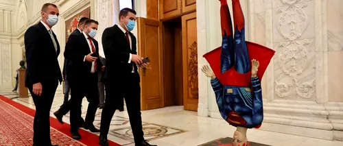 O machetă cu Superman căzut în cap a fost adusă de PSD în Parlament, în ziua moțiunii | FOTO