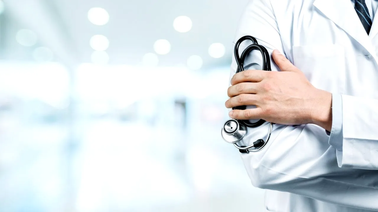 Ce SALARII primesc medicii, asistentele sau ambulanțierii în România, în 2023? Cu ce beneficii sunt ademeniți tinerii români în străinătate?