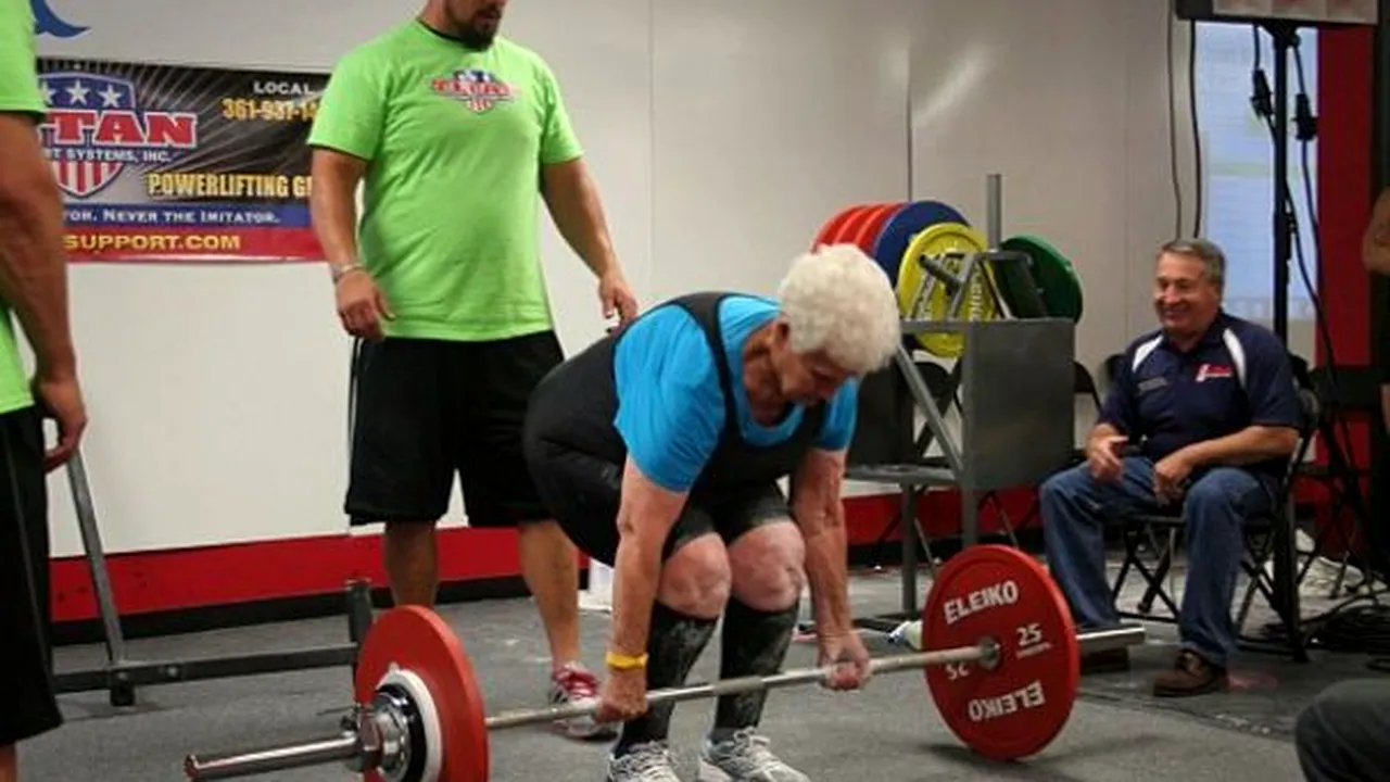 La 78 de ani nu putea să urce scările, iar acum este campioană mondială la haltere. Cum a reușit bătrâna - VIDEO