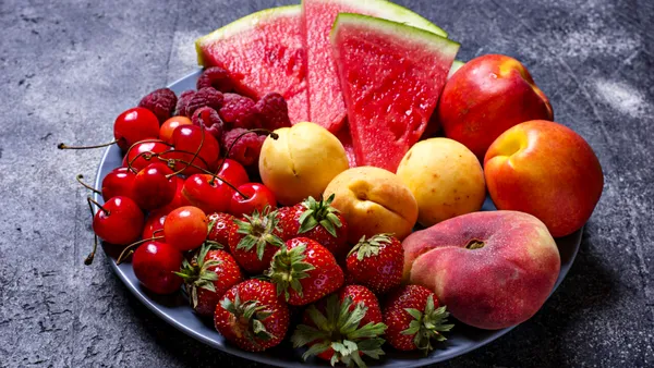 Fructul bogat în vitamine care hidratează organismul pe timpul verii. Poate contribui la reducerea tensiunii arteriale