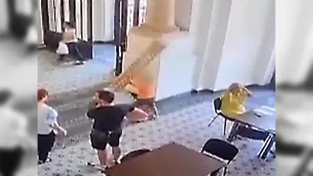 În ce stare se află copilul peste care a căzut o statuetă în Primăria Capitalei. Video cu momentul cumplitului incident