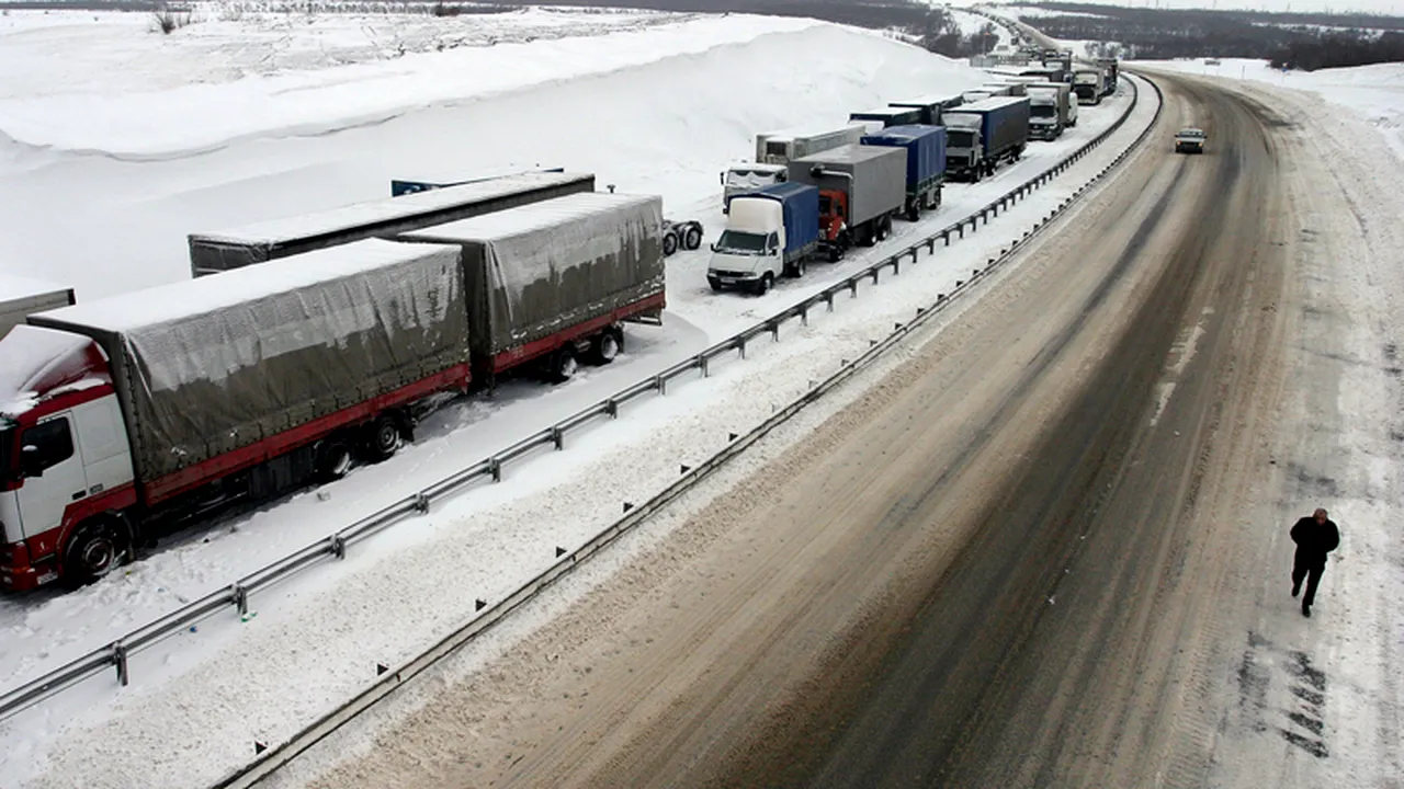 Blocaj rutier uriaș în nord-vestul Rusiei, în urma ninsorilor abundente. 