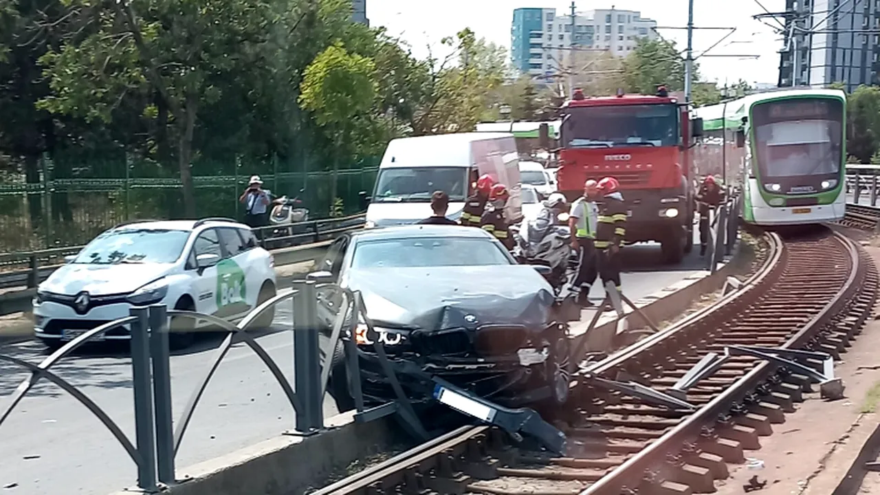 Un șofer de BMW a „paralizat” circulația tramvaielor pe linia 41, după ce a provocat un accident / Bărbatul s-a urcat beat la volan / Reacția STB