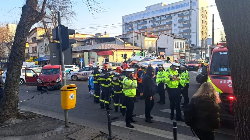 FOTO | ACCIDENTE în lanț în Capitală! Două ambulanțe au fost implicate în accidente rutiere în ultimele ore. Mai multe persoane, printre care și un paramedic, au fost transportate la spital