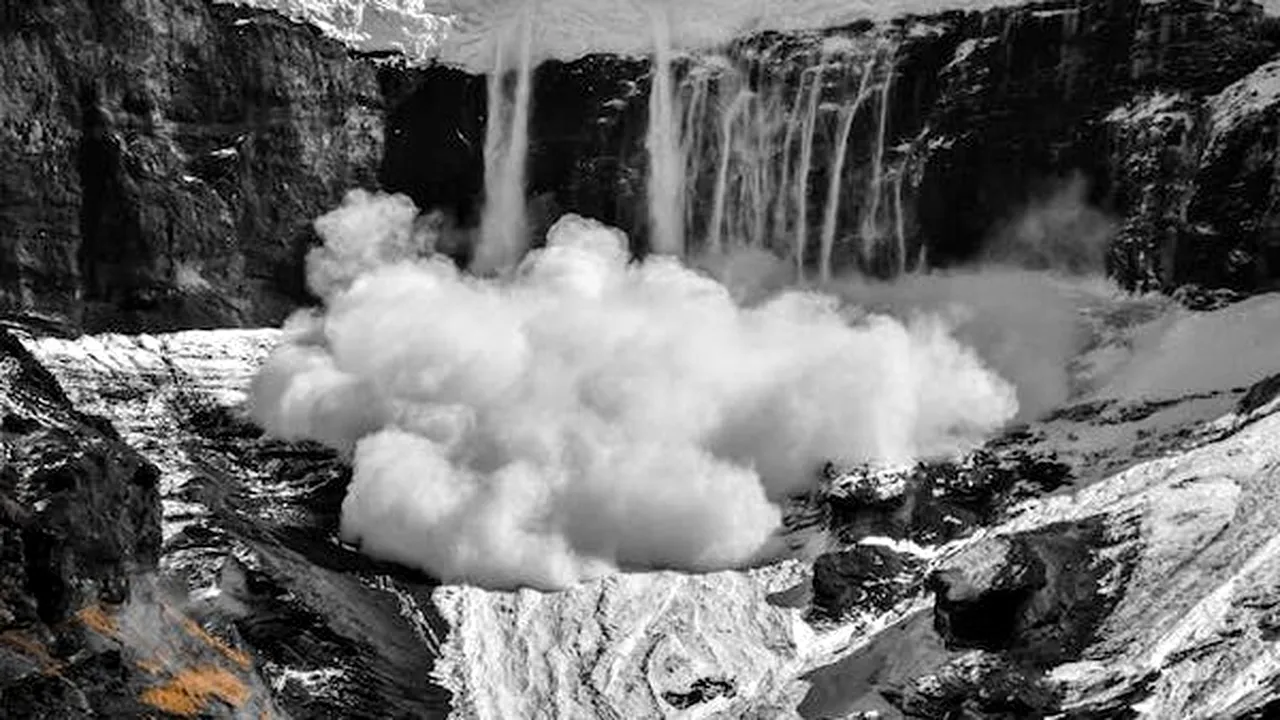 Avertisment pentru turiști! Risc ridicat de avalanșe în Carpații Meridionali