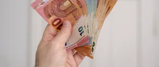 Românii își schimbă economiile în EURO. Cursul valutar sare pragul de 5 lei