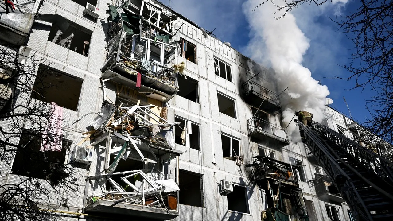 Imagini șocante: un bloc cu civili, distrus de bombardamente în Ucraina