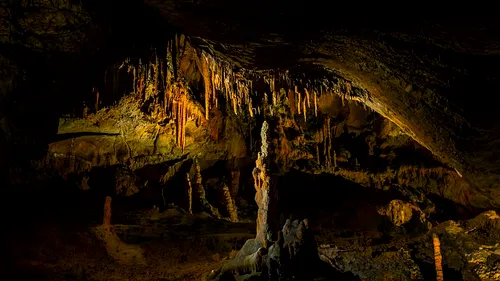 Cea mai lungă peșteră din sud-estul Europei este în România. Are peste 50 de kilometri