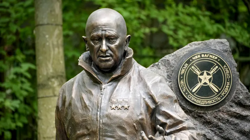 La mormântul lui Prigojin, o STATUIE din bronz dedicată fondatorului grupării Wagner a fost dezvelită