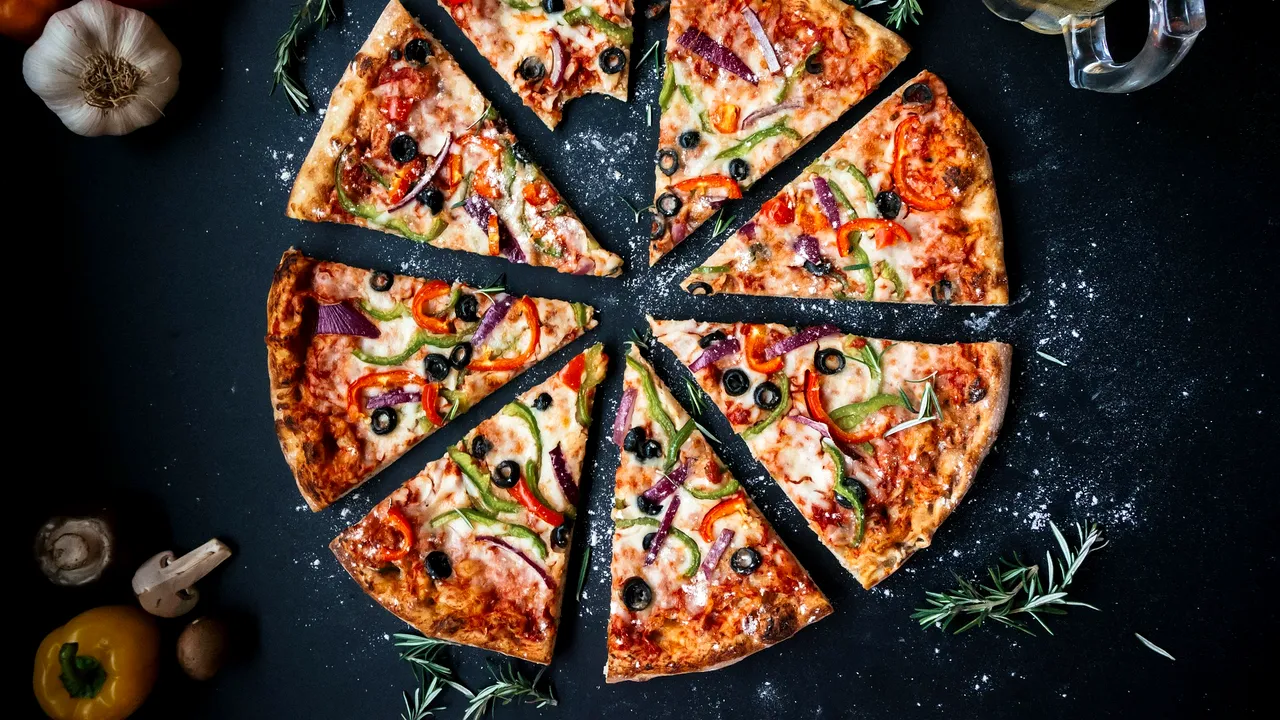 O pizzerie a fost închisă după ce s-a aflat ce au pus angajații în mâncare