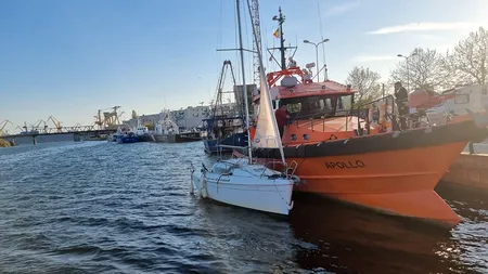 VIDEO | Velier în derivă, recuperat din zona Vama Veche. Trei români se aflau la BORD