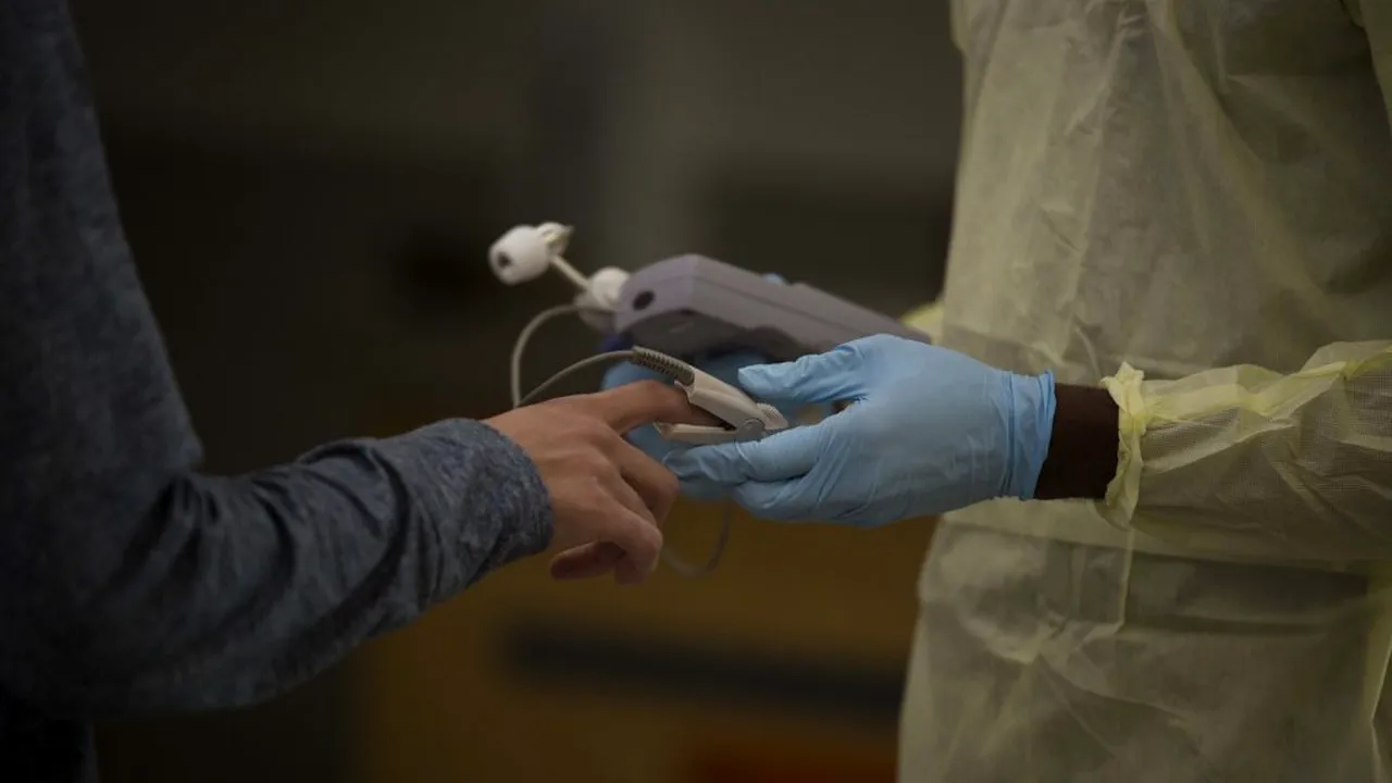 Câte zile trebuie izolat un pacient cu Covid-19. Cercetătorii americani arată unde greșește România