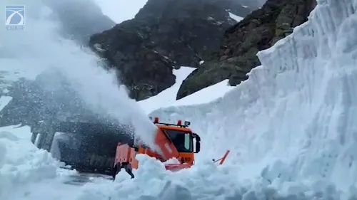 Zăpadă de opt metri pe Transfăgărășan. Drumarii intervin cu freze și excavatoare (VIDEO)