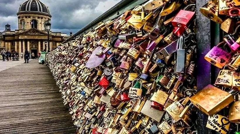 Lacătele dragostei, scoase la licitație după ce podul din Paris pe care se aflau riscă să se prăbușească