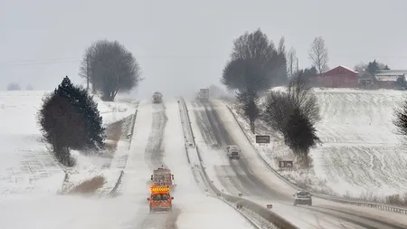Europa, înzăpezită. Zeci de mii de locuințe au rămas fără curent în Franța și unul dintre cele mai mari aeroporturi europene a fost închis