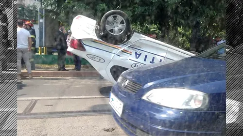 O mașină de poliție în care se aflau doi suspecți s-a răsturnat în Capitală. Două persoane au fost transportate la Spitalul Universitar de Urgență - VIDEO