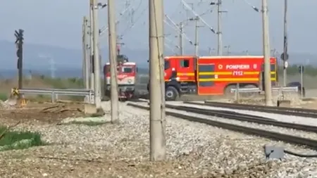 La un pas de o TRAGEDIE: Autospecială de pompieri din Cluj filmată când trece razant prin faţa unui tren / ISU Cluj anunţă cercetare disciplinară