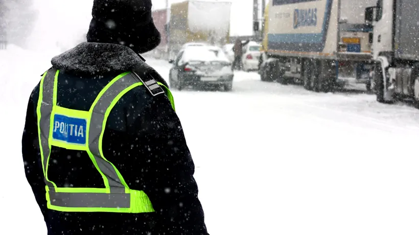 Aproape toate drumurile județene din Bistrița-Năsăud sunt acoperite cu zăpadă. De ce se aruncă material antiderapant doar în curbe și în pante
