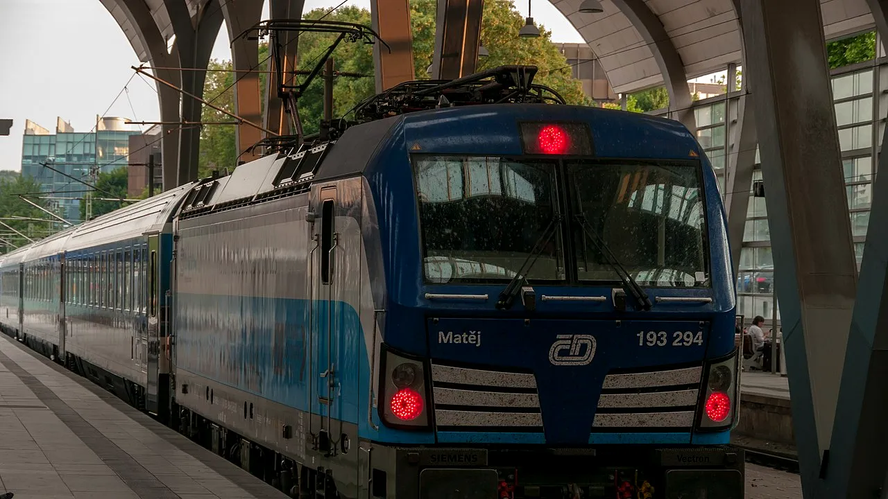 Patru morți și zeci de răniți într-un accident feroviar petrecut în Cehia/COLIZIUNE frontală între un tren de pasageri și un convoi de mărfuri