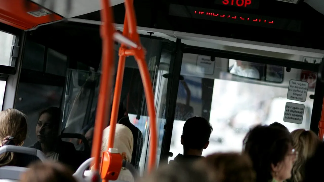 Călătorii dintr-un troleibuz din Ploiești au fost evacuați, după ce un tânăr a dat cu spray lacrimogen
