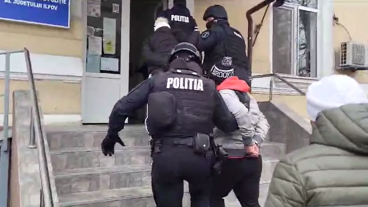 VIDEO | Percheziții în Ilfov, după furtul unui pistol și a 24 de cartușe din casa unui fost ofițer SRI. Patru persoane, duse la audieri