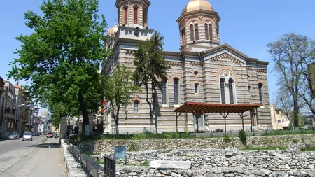 Tineri care vânau pokemoni în curtea catedralei din Constanța, goniți de un preot. ''Noi nu suntem pokemoni, noi slujim oamenii''