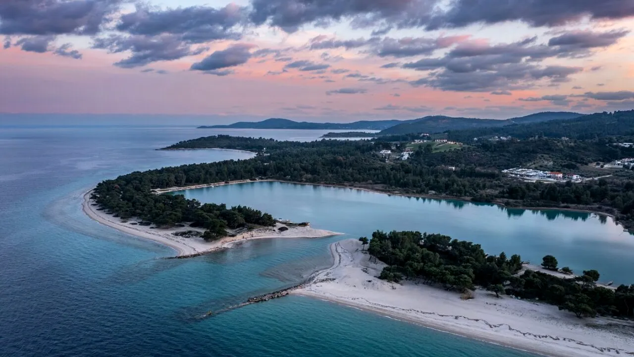 PLAJA din Europa desemnată „cea mai frumoasă” în 2025. Seamănă cu Maldivele, dar fără costuri uriașe