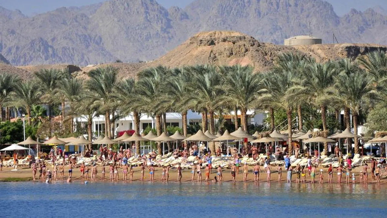 MAE a repatriat 140 de turiști români aflați în stațiunile Sharm El Sheikh și Hurghada din Egipt
