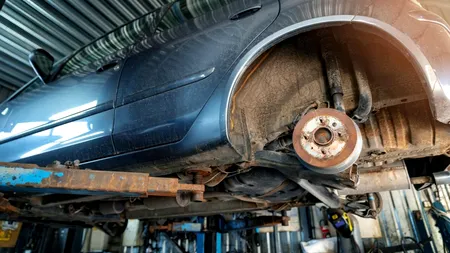 Vești proaste pentru șoferi. Prețul PIESELOR auto au explodat. Cât costă acum să schimbi un parbriz pentru Dacia Logan