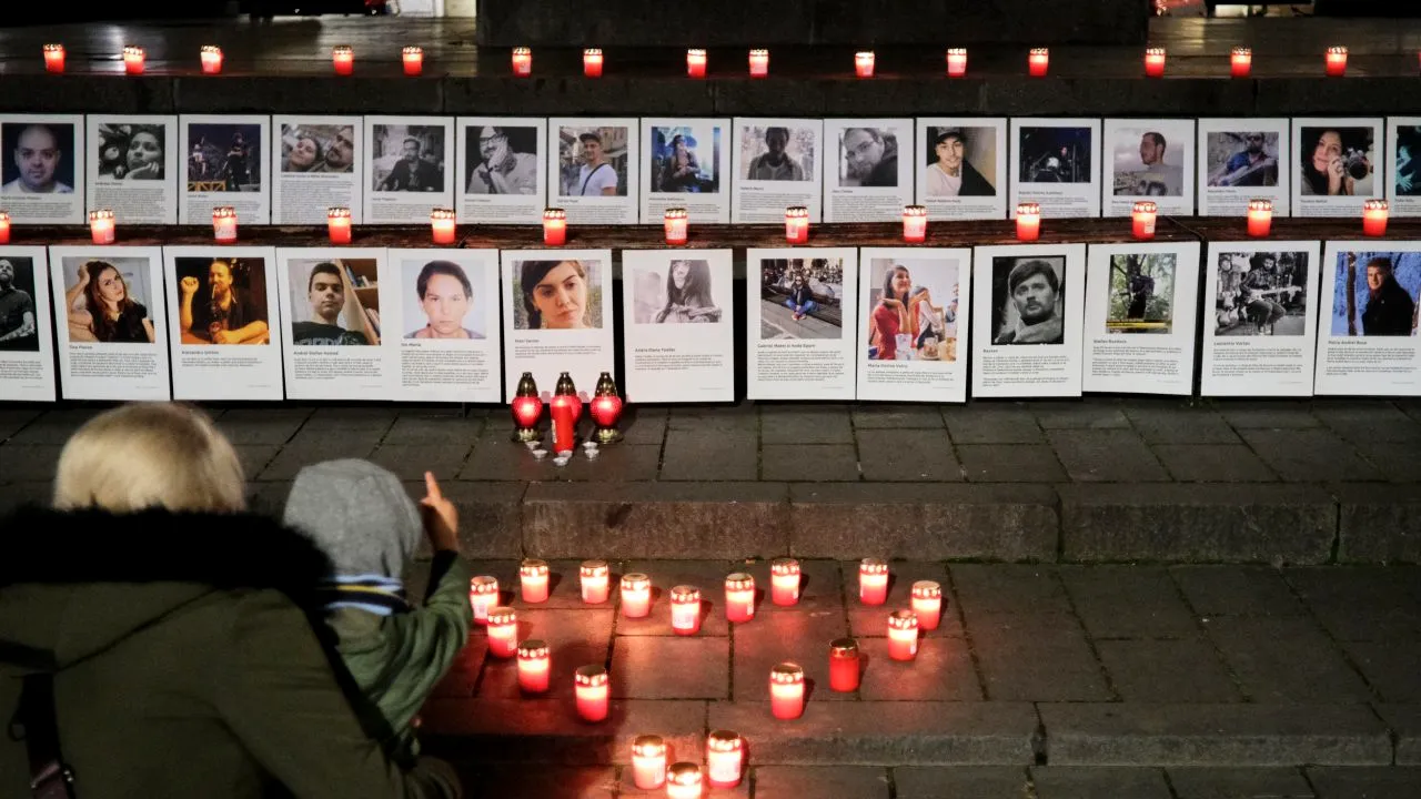 Se împlinesc 7 ani de la tragedia din Club Colectiv. Arhiepiscopia Bucureştilor va organiza mai multe slujbe de pomenire a victimelor