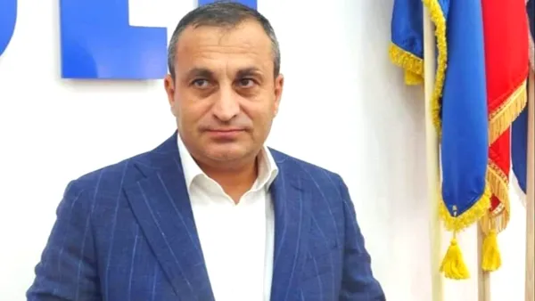 Conflict aprins între liderii PSD și PNL în județul Olt, pe tema scandalului cu microbuze școlare: „Noi lucrăm, ei urlă”