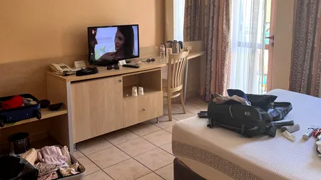 PĂCĂLEALĂ de 2.100€. Alina din Iași a rezervat un sejur într-un resort 5* din Antalya. Cum arăta camera, de fapt: „Nici la bunica n-am văzut așa ceva”
