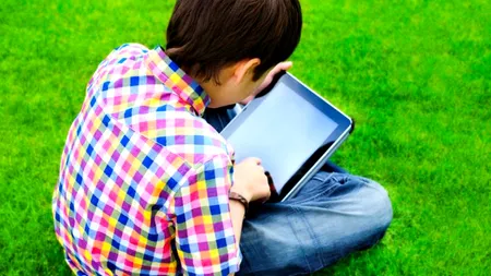 În 15 septembrie elevii din clasele întâi și a doua vor avea și manualele digitale, promite Pricopie