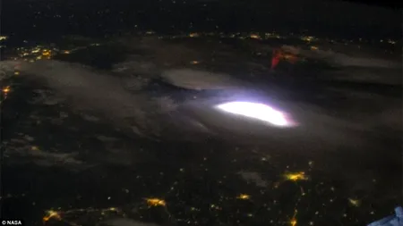 Fenomen atmosferic misterios surprins de astronauți deasupra unei furtuni. FOTO