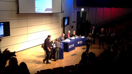 Ce au făcut studenții unei universități în semn de protest în timpul discursului unei jurnaliste Daily Mail