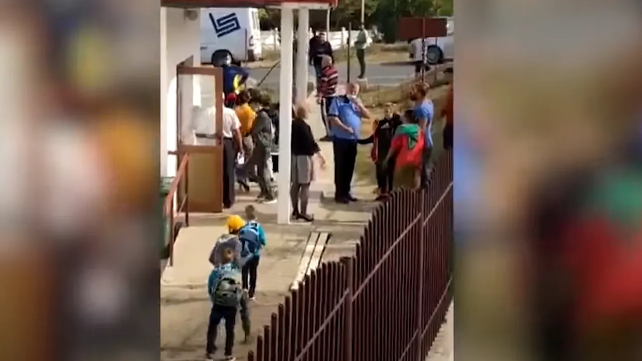 Scene șocante la o şcoală din Vaslui. Elevii au dat ”bir cu fugiții” din clase de frica vaccinării anti-COVID: „Am venit să ne salvăm copiii! Animalelor!” (VIDEO)