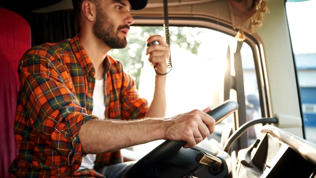 Satul din Europa care „fabrică” șoferi de TIR pe bandă. Străinii sunt dispuși să plătească mii de euro, însă realitatea îi lovește crunt în față