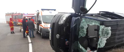 Cinci persoane rănite într-un accident în Alba, după ce microbuzul în care se aflau s-a răsturnat