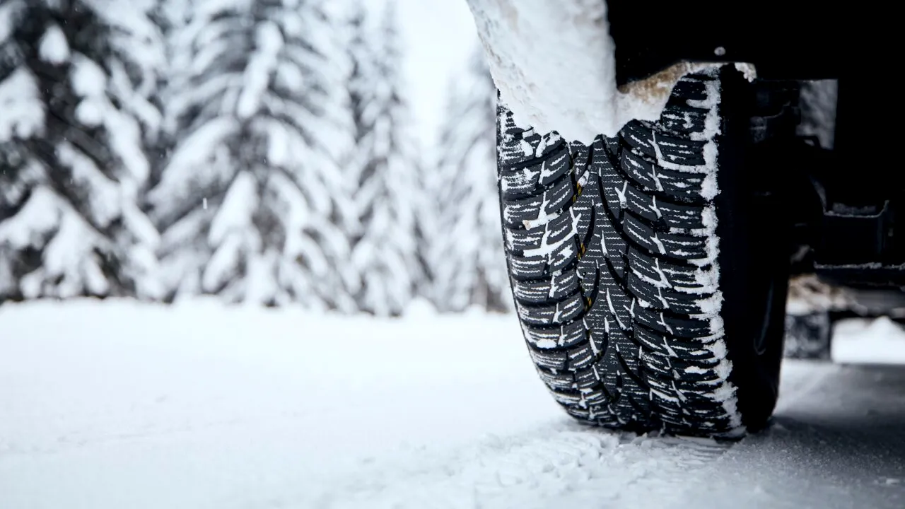 Când montezi cauciucurile de iarnă. Care sunt prețurile, dar și AMENZILE