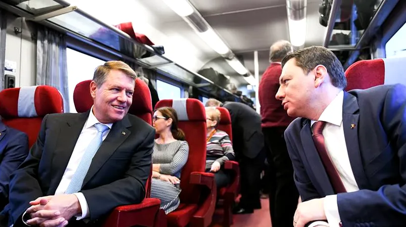 FOTOGRAFIA ZILEI: Iohannis merge la Ploiești cu trenul. Ce a răspuns președintele când a fost întrebat cât costă un bilet