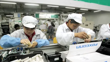Foxconn, gigantul care produce iPhone-uri, le promite chinezilor bonusuri de 4 ori mai mari numai să lucreze în continuare la fabrica din Zhengzhou