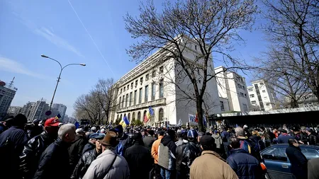Protest al revoluționarilor în Piața Victoriei. A fost blocat câteva minute Bulevardul Kiseleff