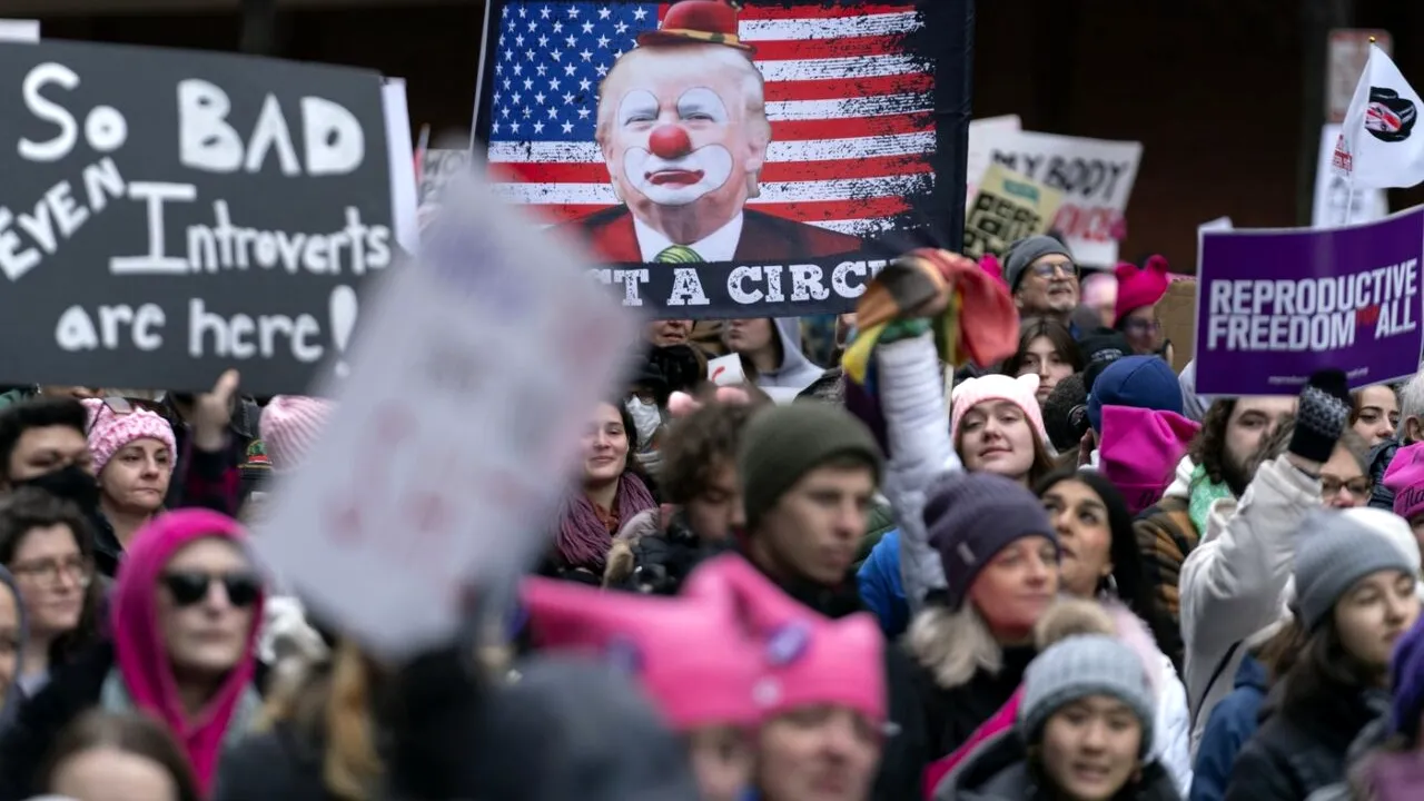 PROTESTE la Washington împotriva învestirii lui Donald Trump. Mii de americani au ieșit în stradă